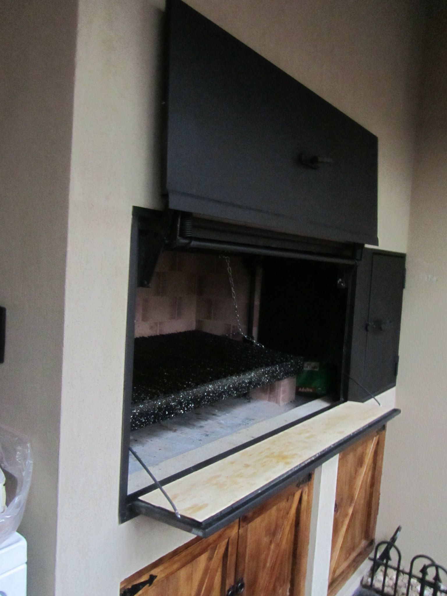 Detalle puerta Pampera para parrilla